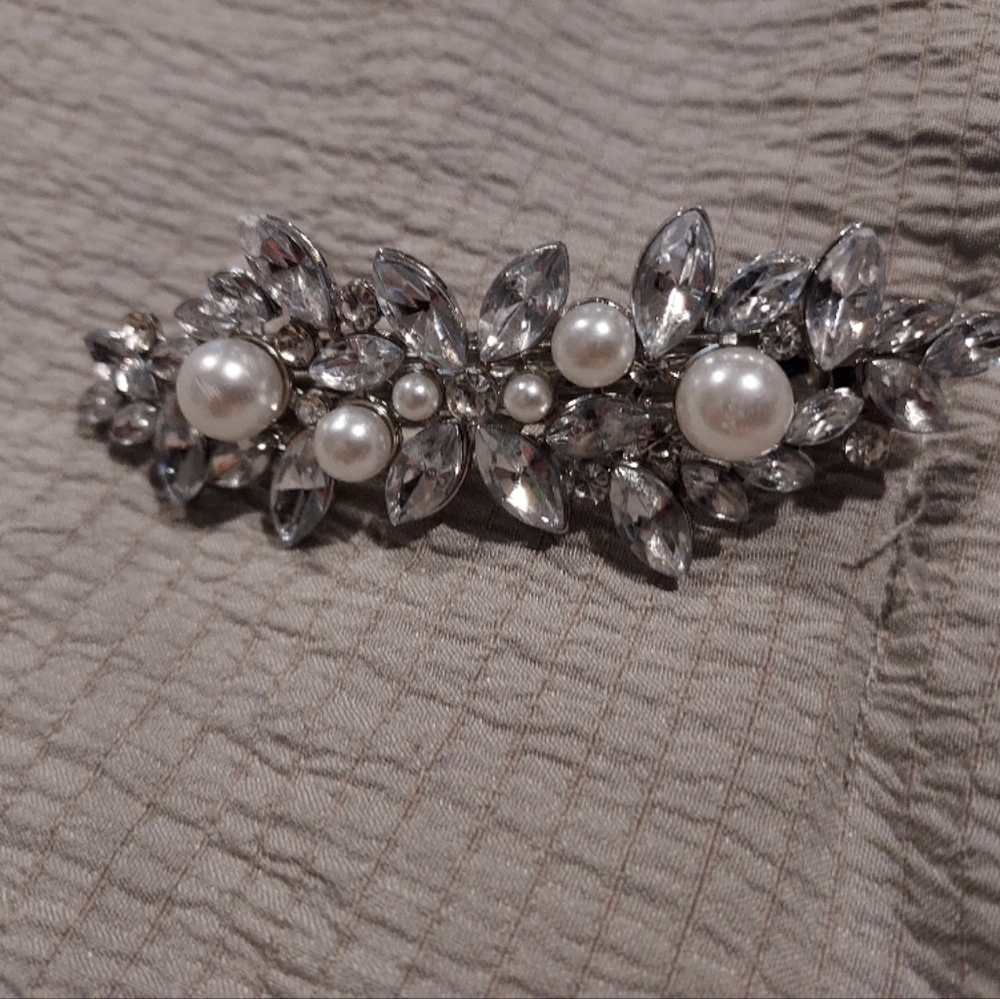 Elegant Pearl and Crystal Brooch, clip for hair